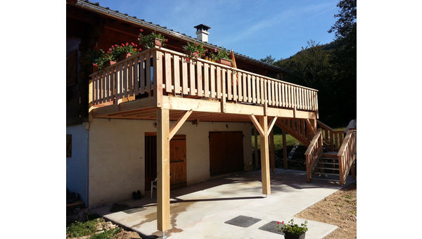 Terrasse Douglas sur poteaux à Vassieux en Vercors